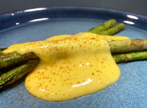 Hollandaise sauce on pan seared asparagus